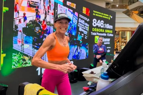 Corrida em Esteira: Mulher Busca Recorde Mundial Incrível!
